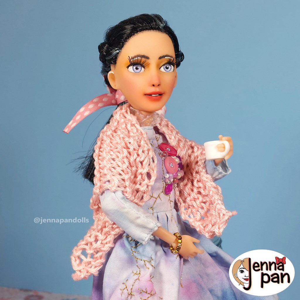 jenna pan dolls poupée fait main handmade doll custom scotland isla barbie mga horse cheval ooak modèle unique fait main montreal ville marie quebec canada heartwarming cup of tea tasse de thé réconfortante english anglais tricot châle