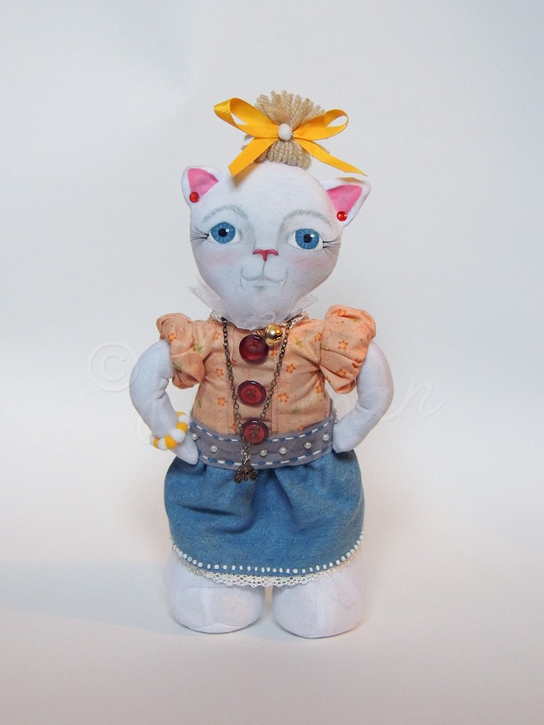 femme chat fille cat lady family handmade craft crafty doll fillette benjamine famille chat salopette jenna pan poupée artiste fabrication artisanale ooak tissus couture modèle unique bleu fleurs vintage nostalgie bijou laine rigolo craftswork 