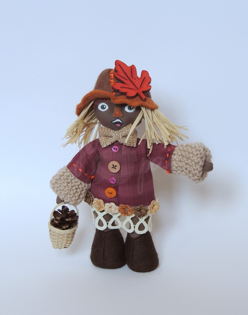 petit épouvantail bordeaux little maroon scarecrow jenna pan poupée doll fait main handmade modèle unique one of a kind artisanat artisan craft automne monstre laine tissus