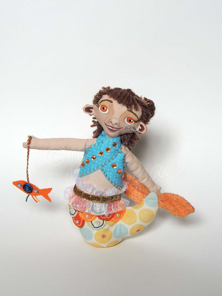 jenna pan camille morin vendue sold out ooak modèle unique poupée artisanat craftwork artisan petite sirène été summer mermaid orange bleu poisson enfant déco children kids jenna pan doll craftswork poupée citadine prune violet artisanale fait main ooak modele unique tête allongée en tissus feutrine laine et visage peint à la main