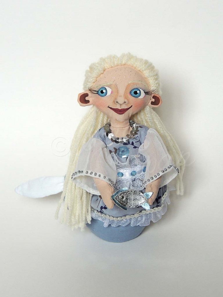 winter hiver mermaid jenna pan camille morin ooak modèle unique poupée artisanat craftwork artisan petite sirène bleu blanc blue white silver argent poisson enfant déco children kids jenna pan doll craftswork poupée artisanale fait main ooak modele unique en tissus feutrine laine et visage peint à la main