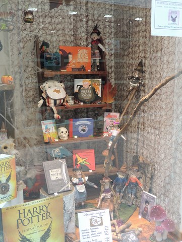 Vitrine Halloween Mots et Merveilles rue des clouteries saint-omer pas de calais librairie jeunesse