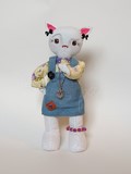 femme chat cat lady family fille fillette ainee famille chat salopette jenna pan poupée artiste fabrication artisanale ooak tissus couture modèle unique bleu fleurs vintage nostalgie bijou laine rigolo doll craftswork 