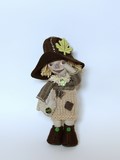 petit épouvantail vert vendue sold out little green scarecrow jenna pan poupée doll fait main handmade modèle unique one of a kind artisanat artisan craft automne monstre laine tissus