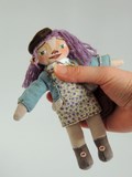 jenna pan doll craftswork poupée citadine prune violet artisanale fait main ooak modele unique tête allongée en tissus feutrine laine et visage peint à la main